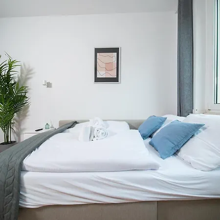 - With Balcony - Kitchen & 公寓