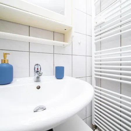 - With Balcony - Kitchen & 公寓 杜塞尔多夫